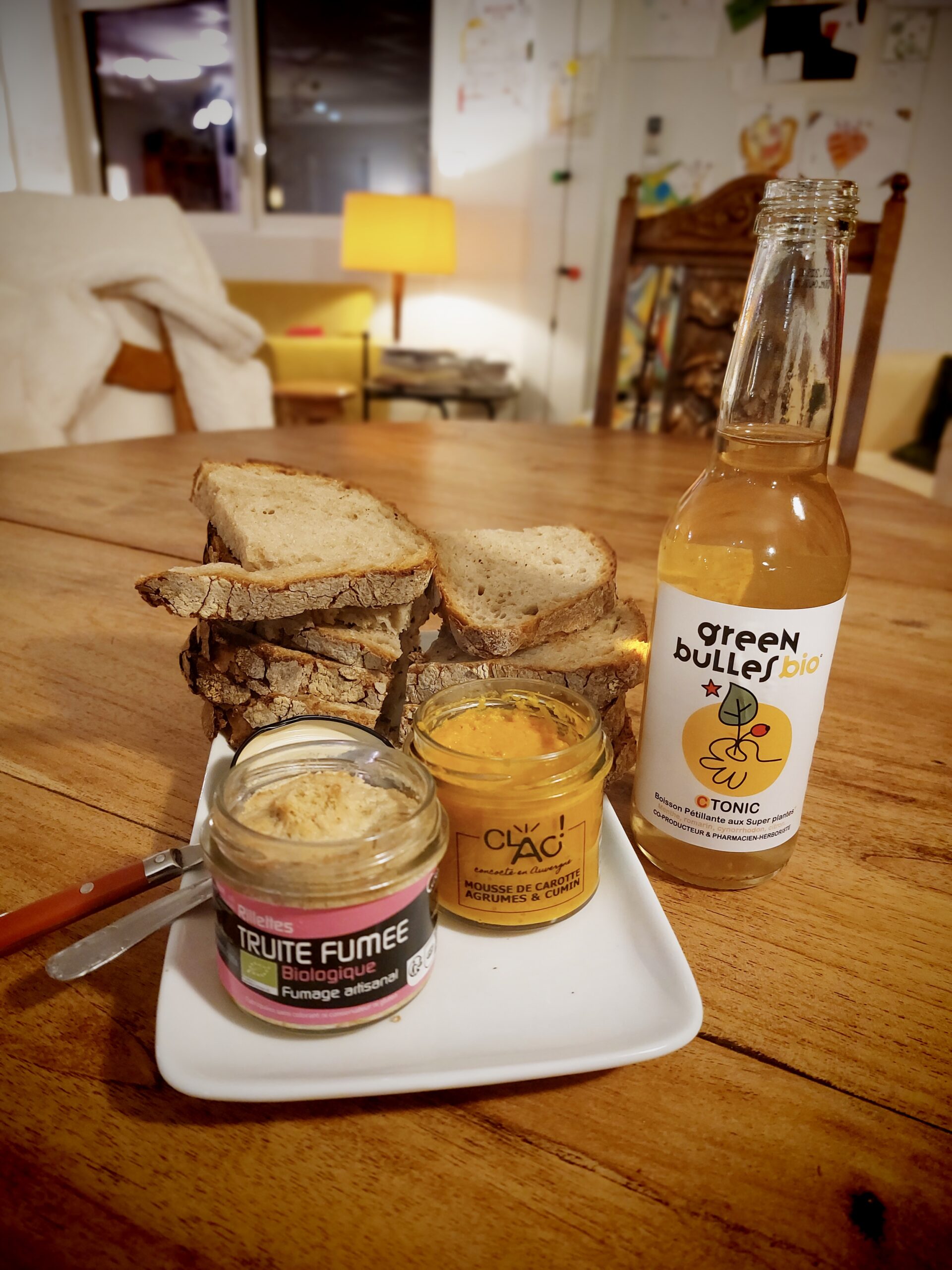 Pain au levain, tartinades CLAC et boisson Green Bulles de l'épicerie